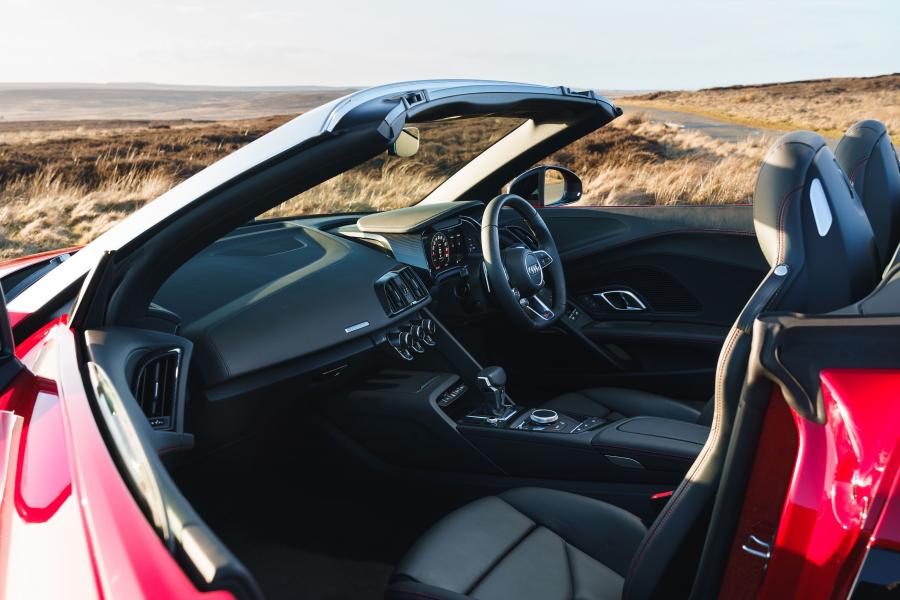 Интерьер Audi R8 V10 Performance Spyder 2019 года  (UK) (фото 40 из 40)